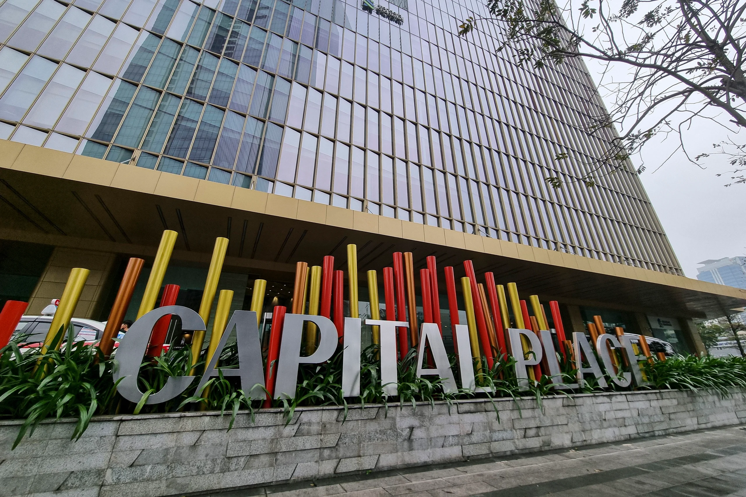 Capital Place - mặt ngoài tòa nhà